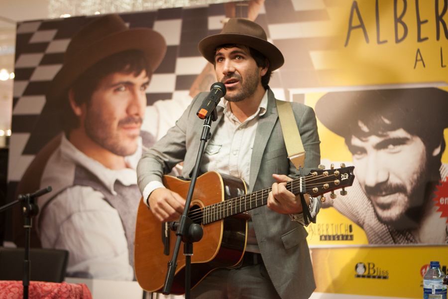 el cantante albertucho interpreta algunas de sus nuevas canciones durante la firma de discon en el Corte ingles